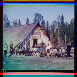 Österreichische Kriegsgefangene vor ihren Baracken in Karelien nach der gescheiterten Winteroffensive, Russland, 1915